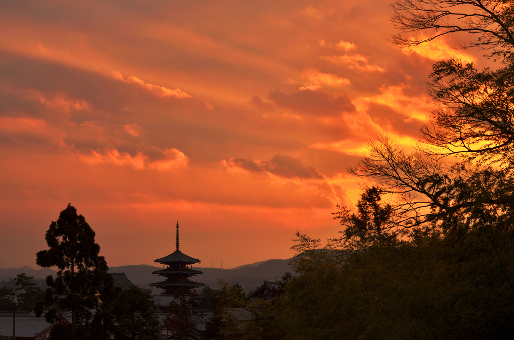 茜色の法隆寺