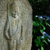 石仏と紫陽花
