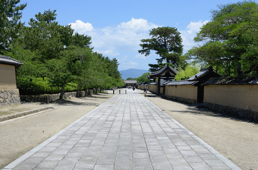 西大門より東大門を望む