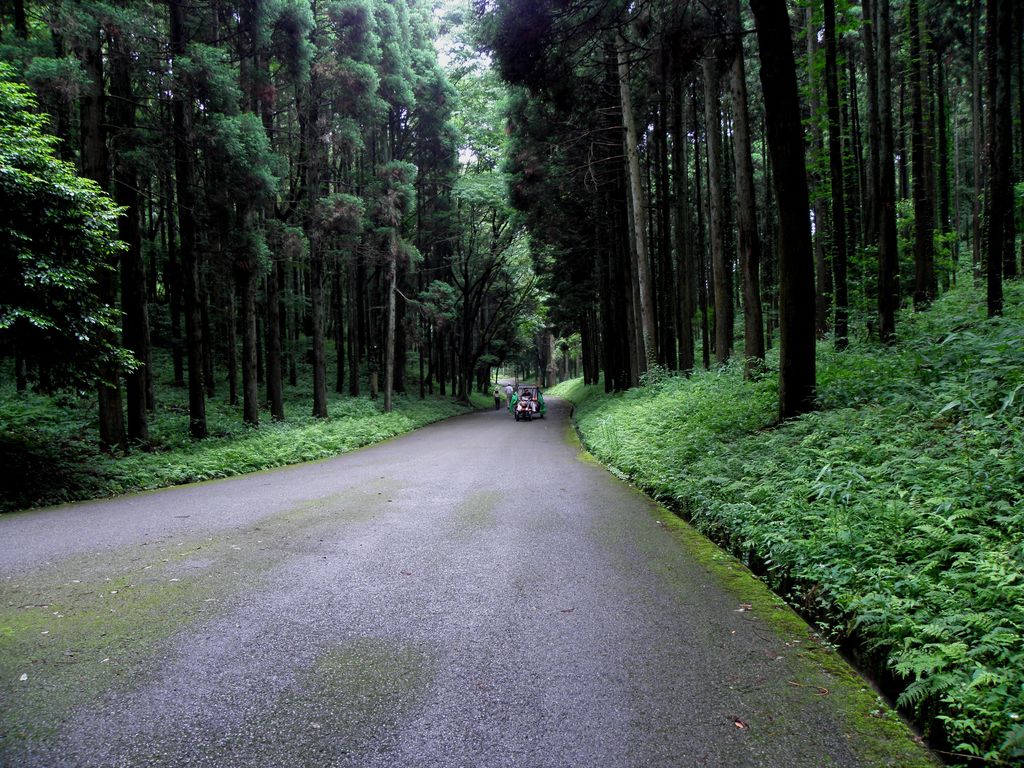坂を登るトラクター