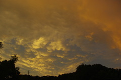 荒々しい空。