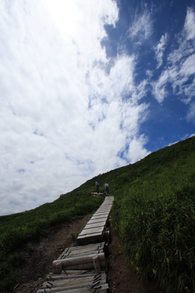 空までつづく道