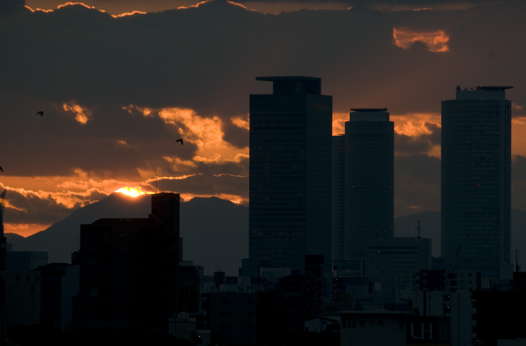 名古屋駅と夕日　その５