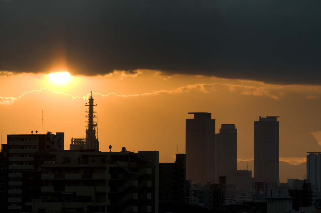 名古屋駅と夕日　その１