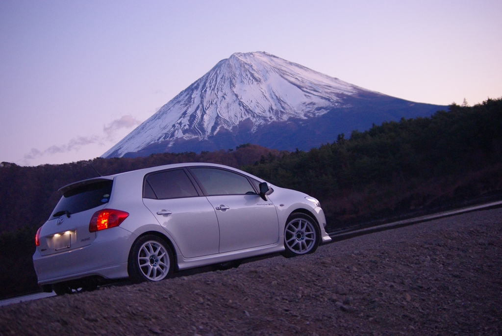富士山をバックに…