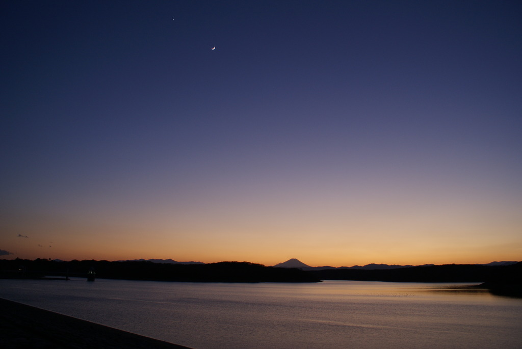 月と富士山と狭山湖
