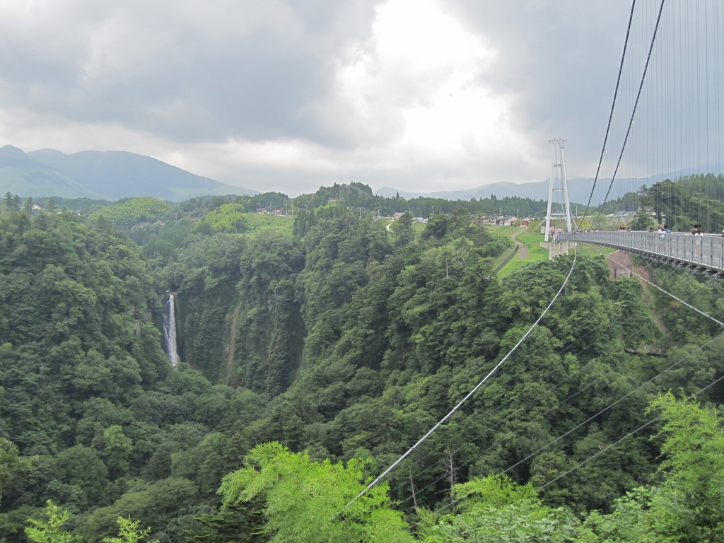 つり橋と滝