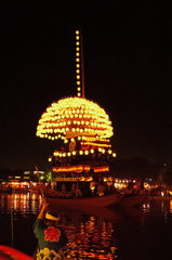 川面に映える提灯船