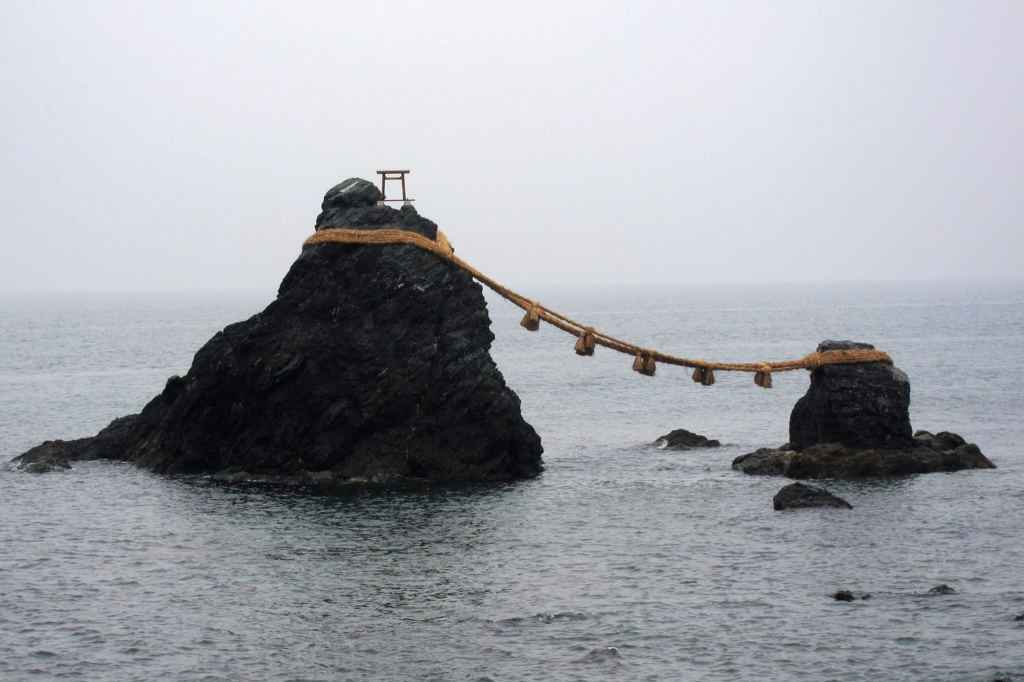 雨の夫婦岩(二見浦)