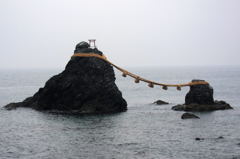 雨の夫婦岩(二見浦)