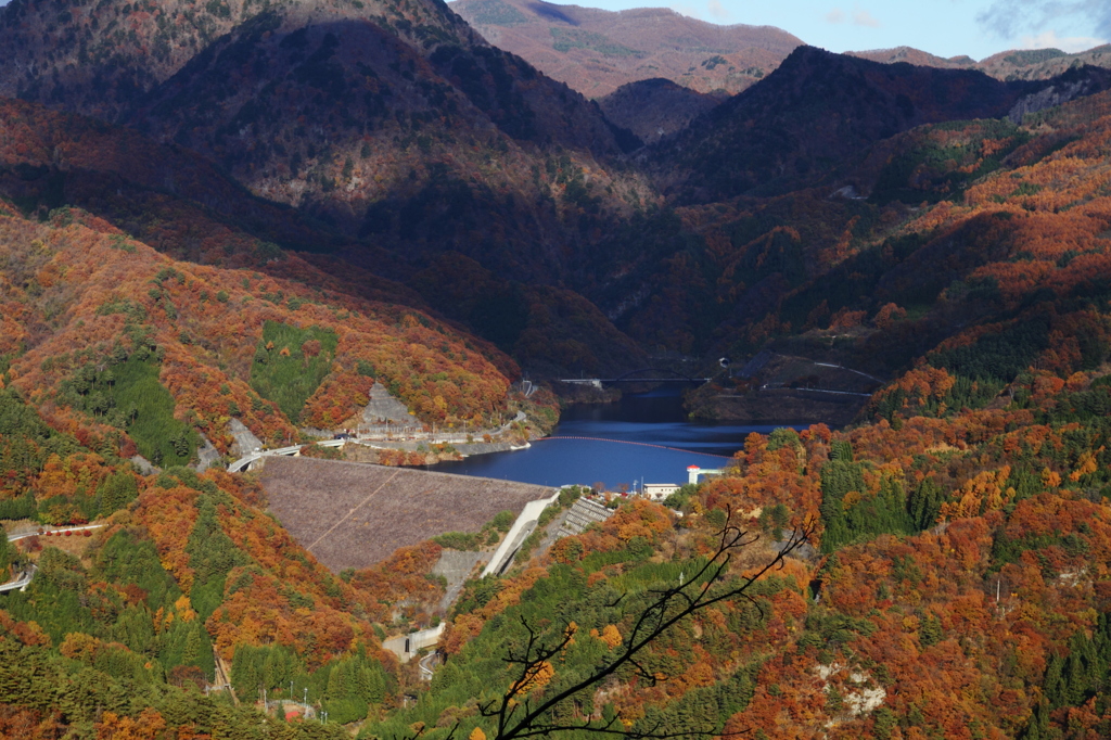 紅葉に囲まれた荒川ダム