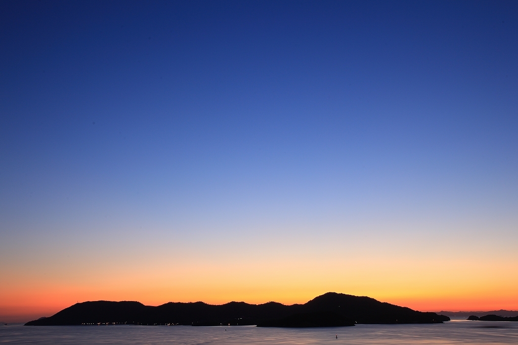 薄明の夕空に浮かぶ島