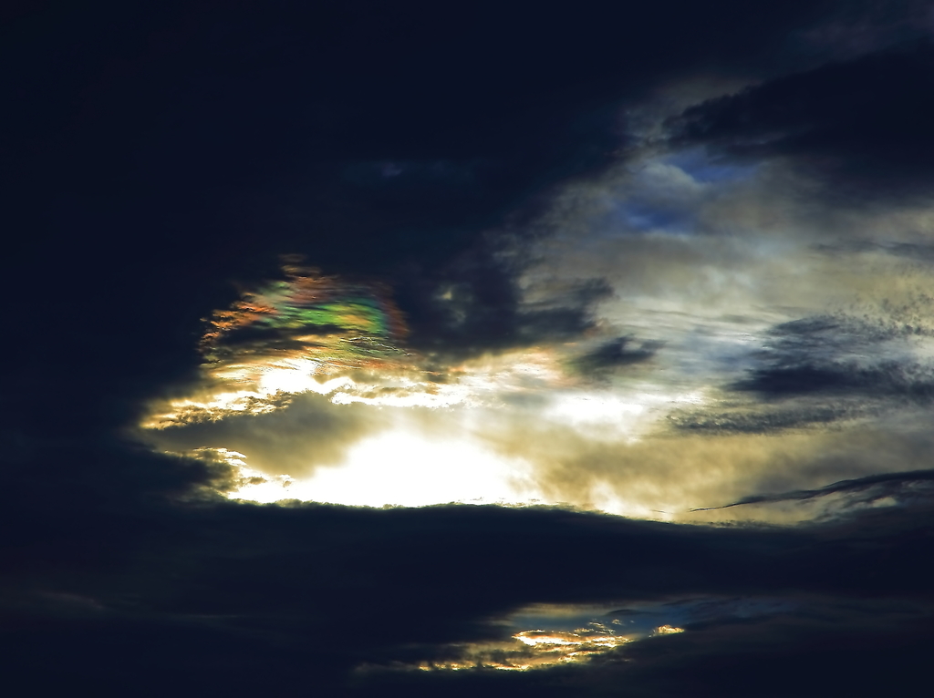 夜明けの彩雲