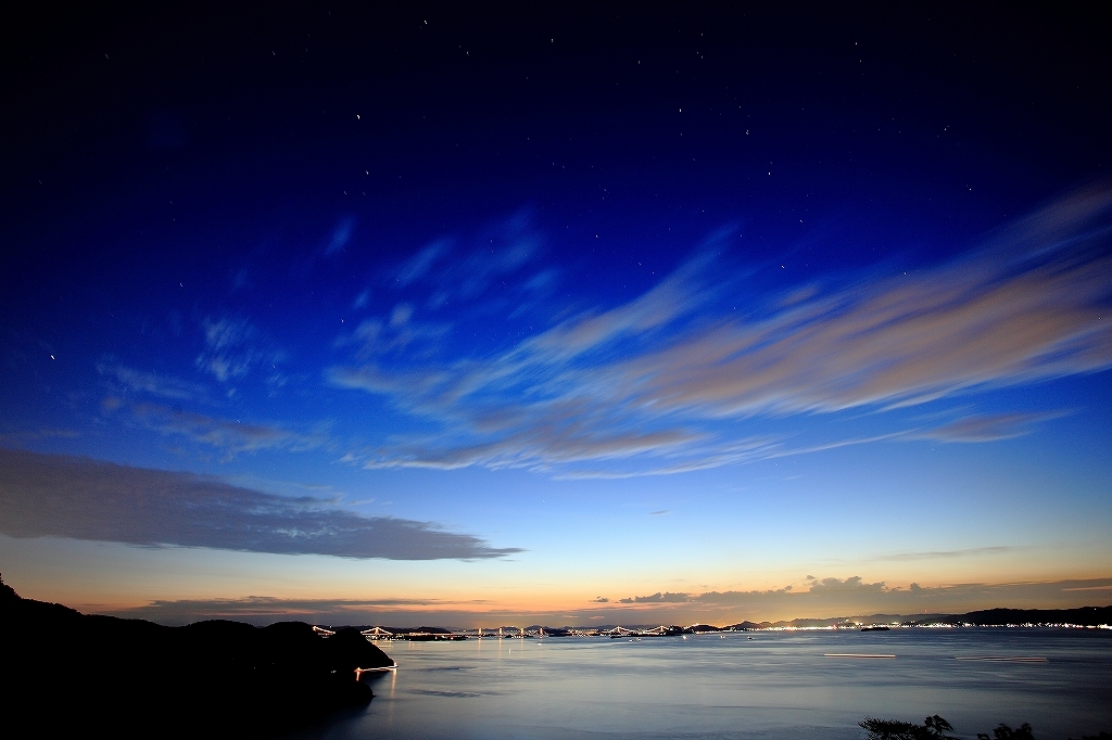 薄明の青空