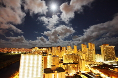 ワイキキの高層ホテル群の夜景
