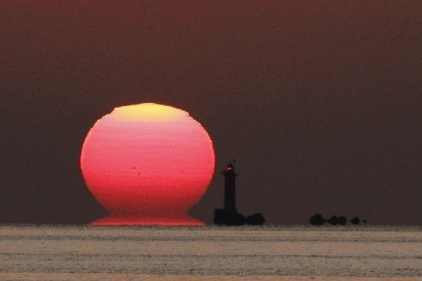 尾国海岸のダルマ夕日