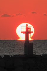 ダルマ朝日と灯台