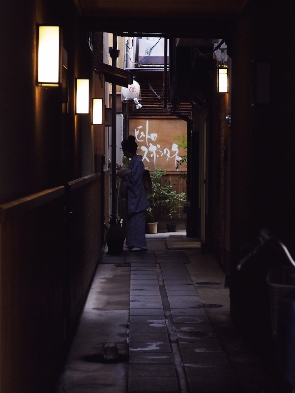 路地の風景(京都・宮川通り)