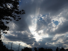 雲の隙間から