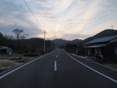 誰もいない道に一人佇む。