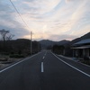 誰もいない道に一人佇む。