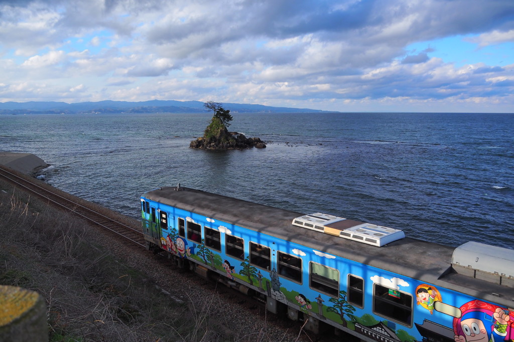 雨晴海岸走る氷見線　②