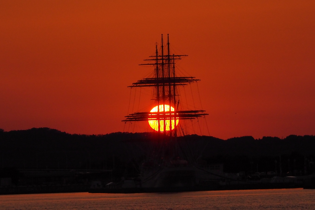 夕陽がマストに串刺し　③