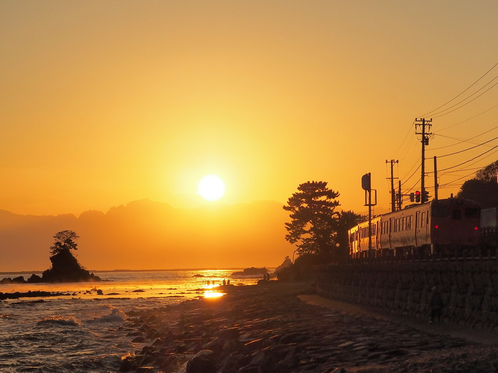 朝焼けの中走る氷見線　③