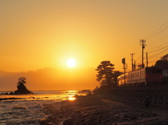 朝焼けの中走る氷見線　③