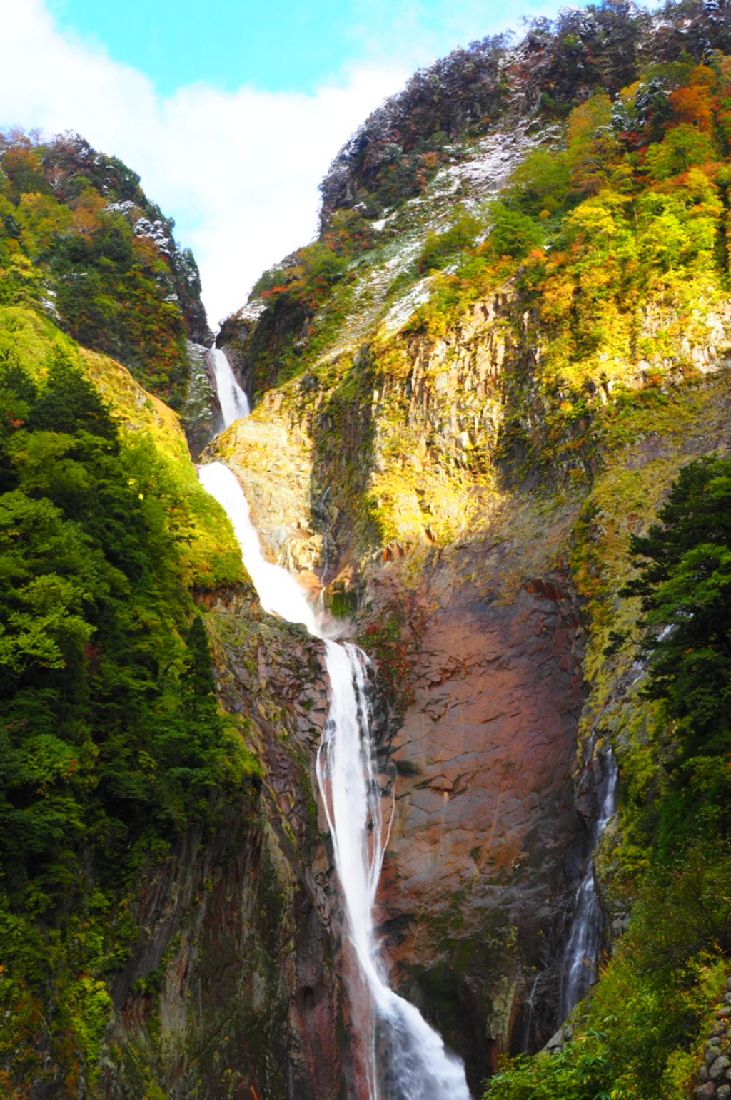 雪と紅葉と称名滝