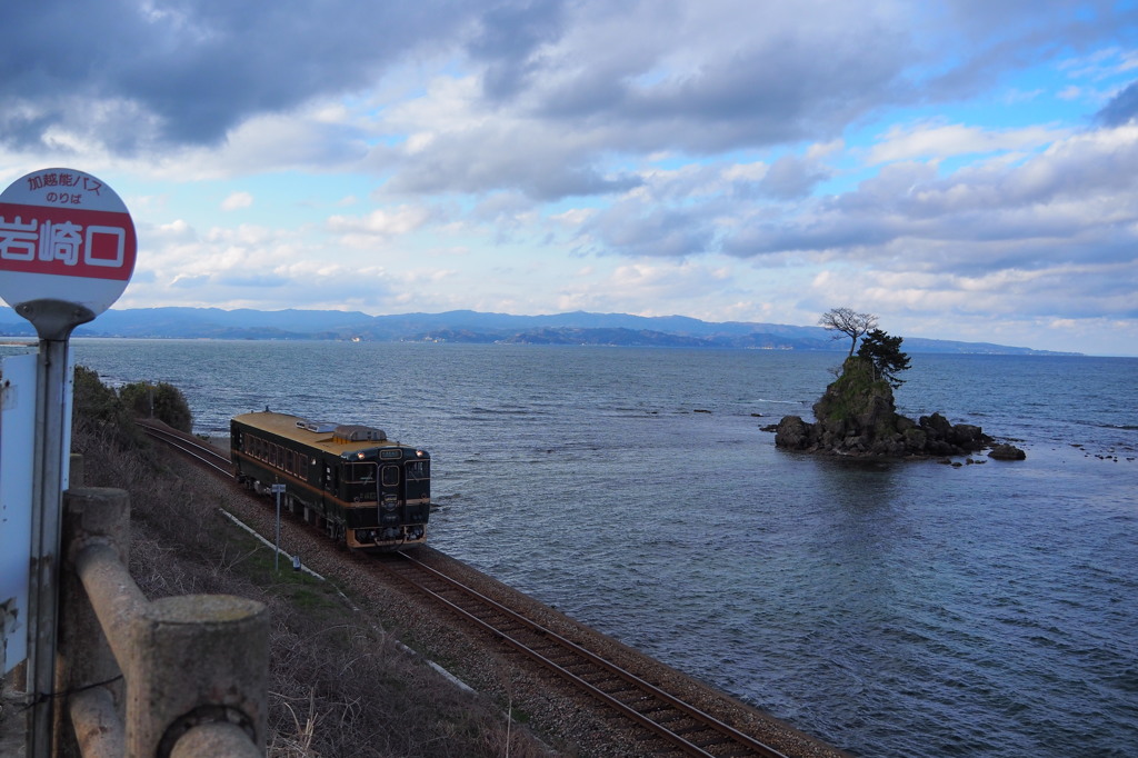 雨晴海岸走る氷見線　③