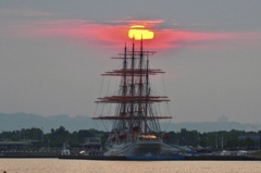 海王丸に夕陽が刺されば