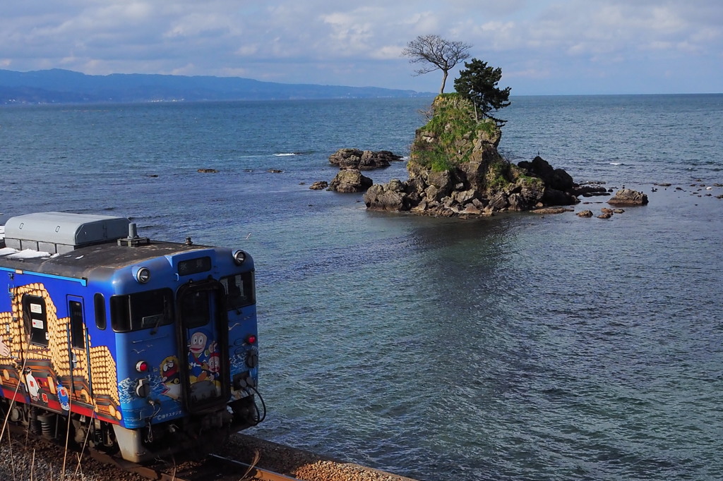 雨晴海岸走る氷見線　①