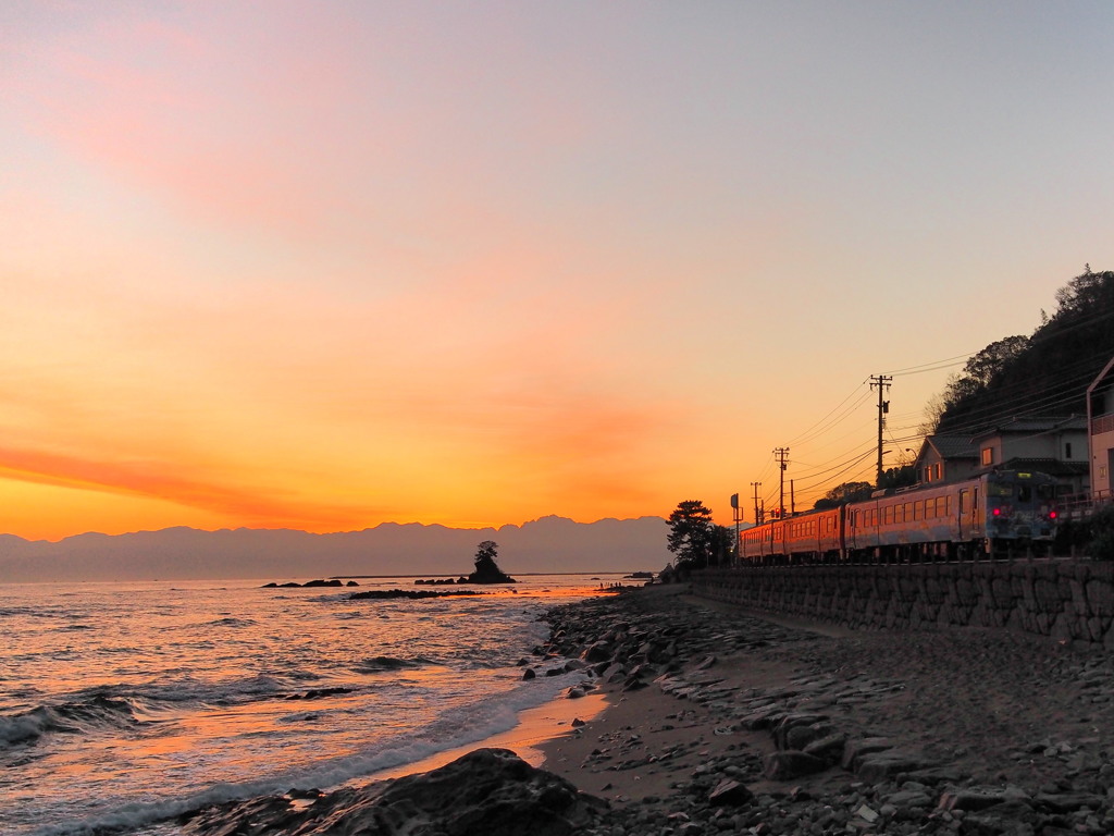 朝焼けの中走る氷見線　②