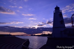 夕景に浮かぶ燈台