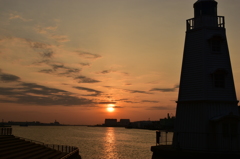 夕日をバックにシルエットの旧灯台