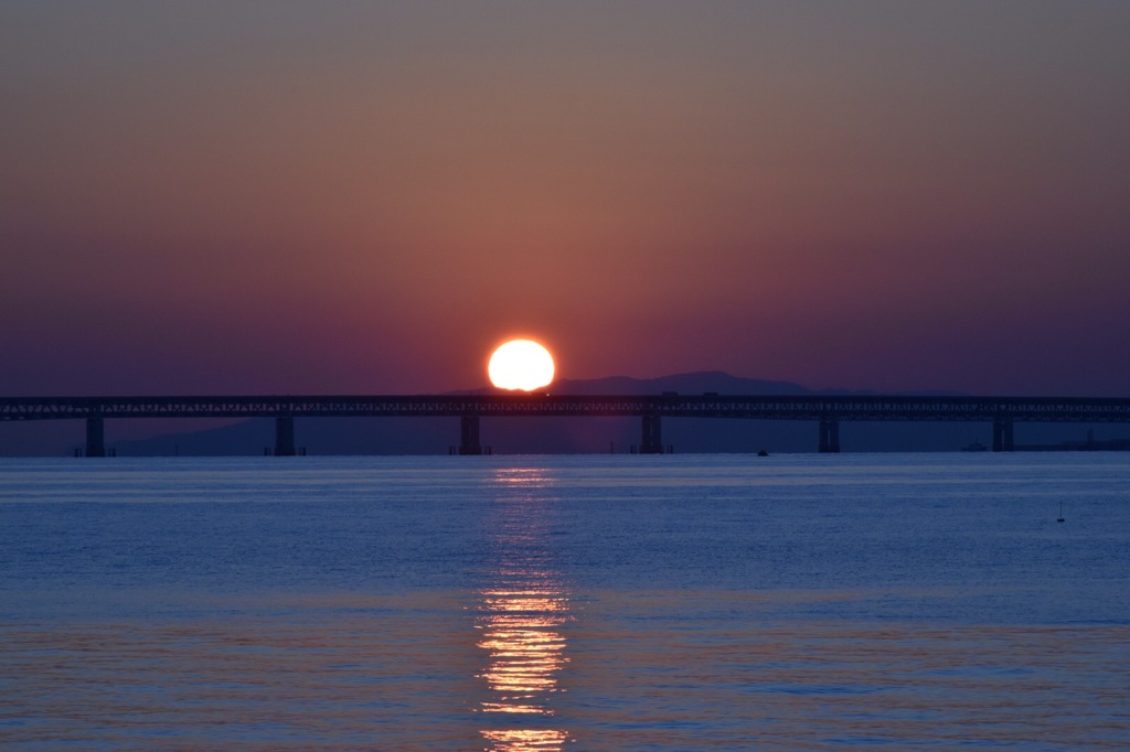 関空橋に日が沈む