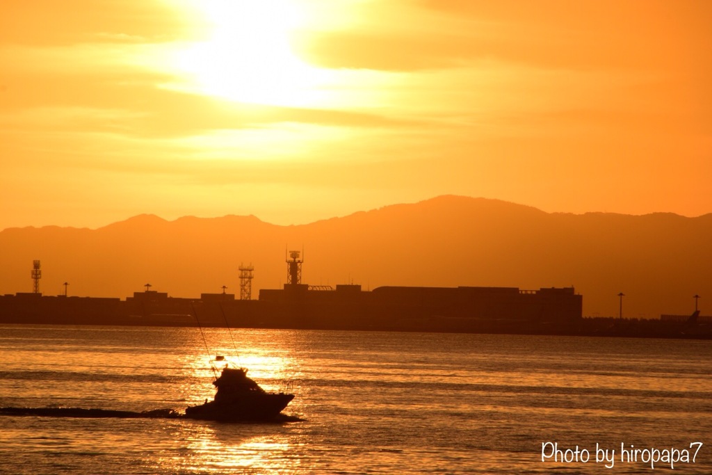 夕焼けに照らされた海の上