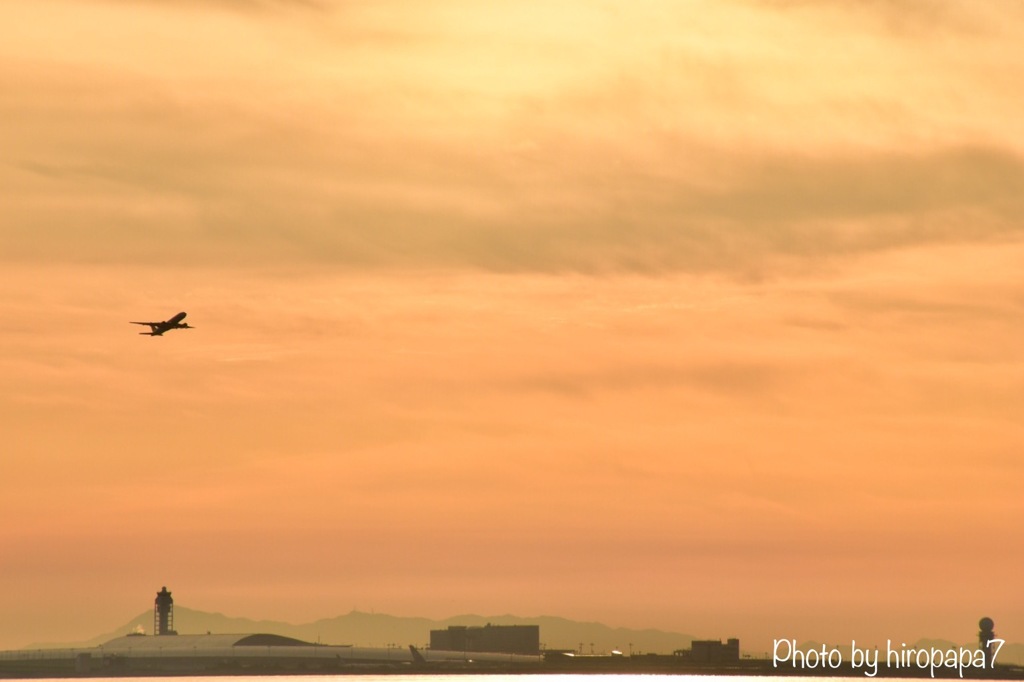 夕焼けに浮かぶ関西国際空港