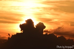 雲に閉ざされた夕日