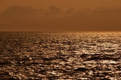 夕日に照らされる海