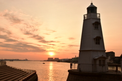 夕日に浮かぶ旧灯台