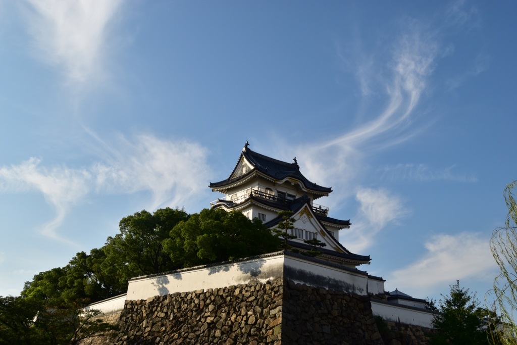 秋の空に岸和田城