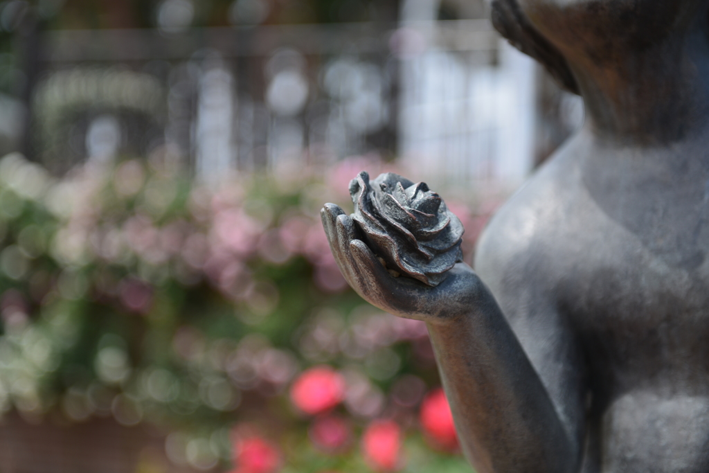 バラを持つ銅像
