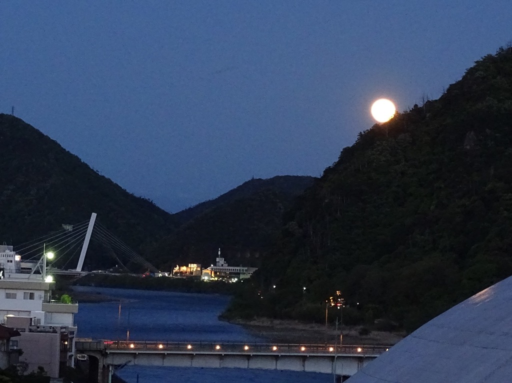 四月の満月