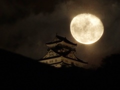夕べの月