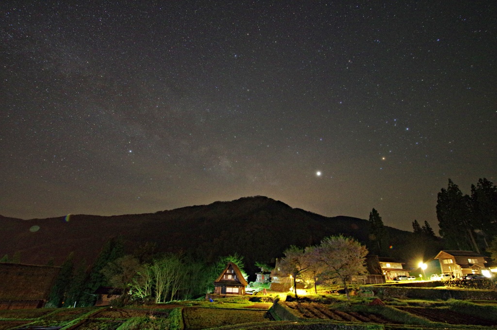 桜咲く里の星空