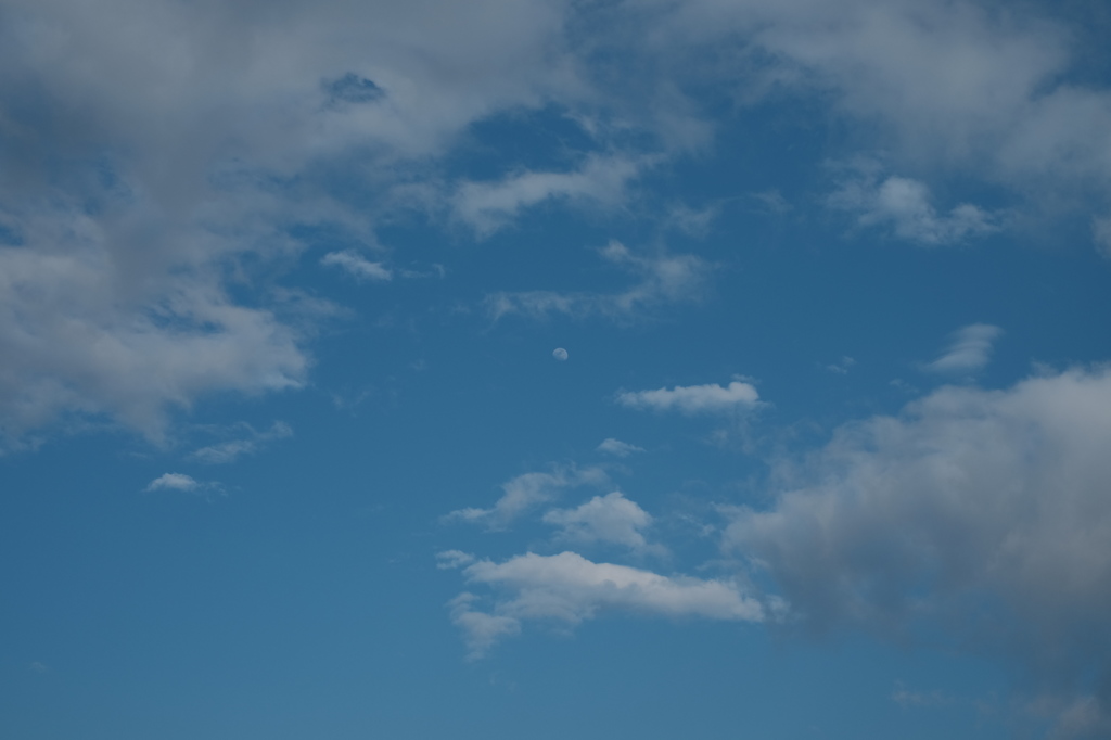 空と雲と月