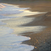 黄昏時の波打ち際