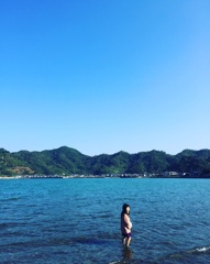 上も下も青く